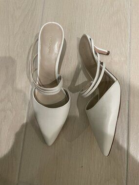 Ann Taylor Ivory Pointed Toe Strappy Heels